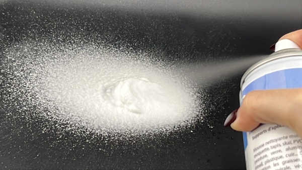 Application de la mousse nettoyante multi-usages Fasti Clean sur une surface