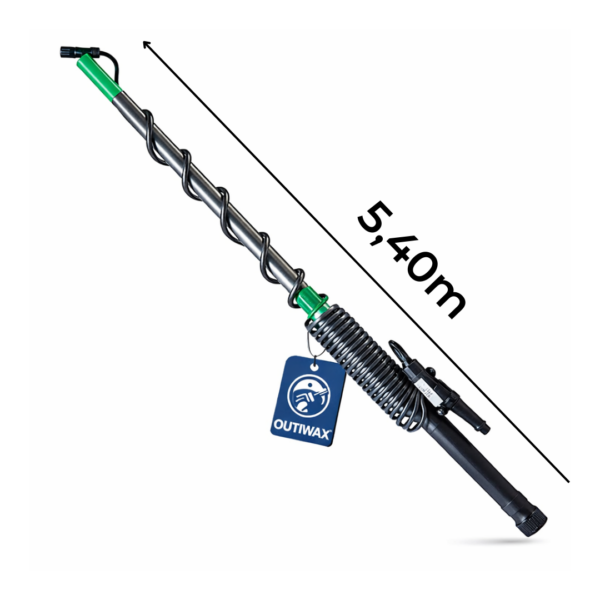 Photographie diagonale sur fond blanc d'une perche télescopique de pulvérisation OUTIWAX de 5,40 m. Elle présente un corps en aluminium, une poignée noire et une tête verte. Un long tuyau spiralé noir longe la structure. L'étiquette bleue "OUTIWAX" est visible. Une flèche noire de mesure avec le texte clair "5,40 m" indique sa longueur maximale.