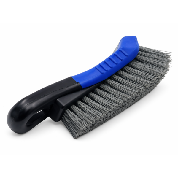 Brosse pour tapis et moquette avec poignée ergonomique, conçue pour l’entretien manuel des fibres textiles