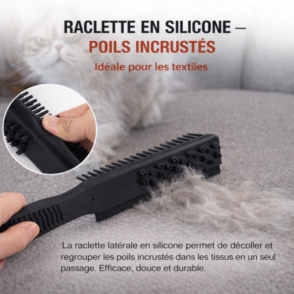 Brosse en silicone noire avec raclette latérale retirant les poils d’animaux incrustés sur un canapé en tissu.