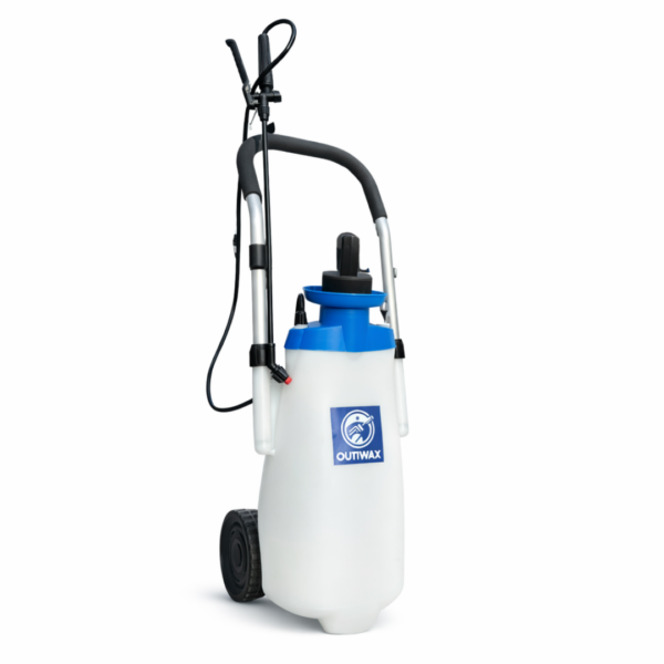 Pulvérisateur électrique autonome Roller Foamer 12L en action.