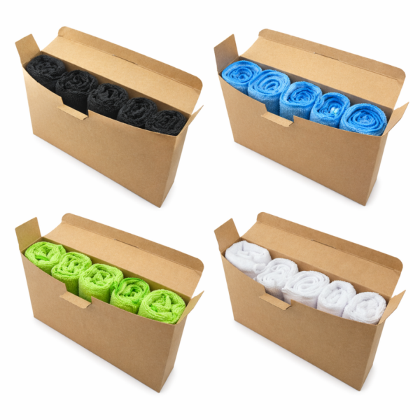 Un lot de 20 microfibres recyclées, organisées en quatre boîtes en carton kraft écologique. L'image montre quatre packs, chacun contenant cinq chiffons microfibres roulés de couleur différente : noir, bleu ciel, vert vif et blanc. La disposition en grille met en valeur le rangement compact et pratique sur un fond blanc neutre.