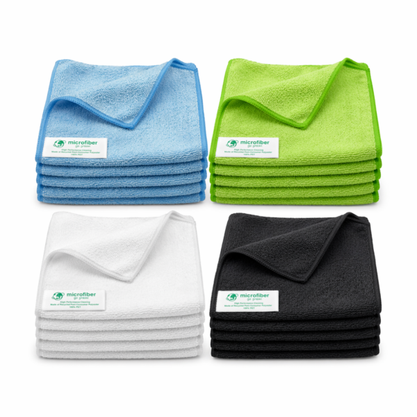Un lot de 20 microfibres recyclées haut de gamme, réparties en quatre piles de couleurs : bleu, vert vif, blanc pur et noir mat. Les chiffons sont pliés pour mettre en évidence les étiquettes 'microfiber go green'. L'ensemble est photographié sur un fond blanc net.